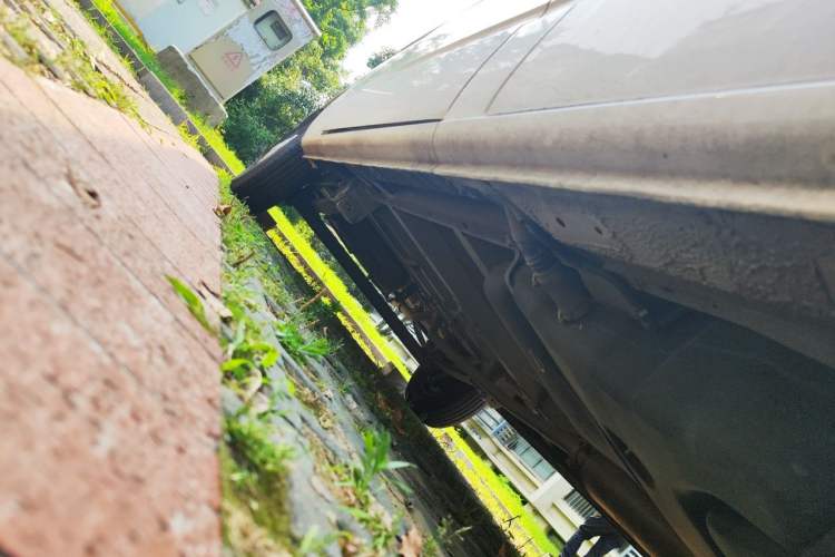 Used SAIC MAXUS Xintu V80 2019 2.5T Classic Model 6-Speed Manual Aotong Long Wheelbase Mid-Height 7-Seater Chassis Front Right