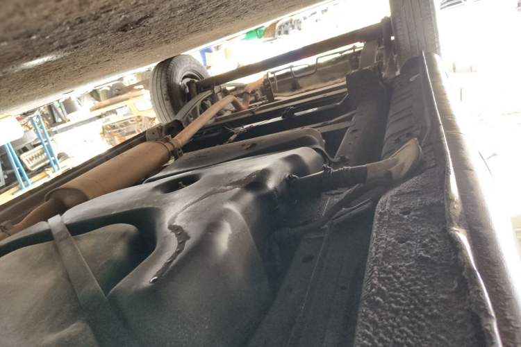 Used SAIC MAXUS Xintu V80 2019 2.5T Classic Edition 6-Speed Manual – Aoyuntong Modified Version Short Wheelbase Mid-Height Roof 5/6 Seats Chassis Front Right
