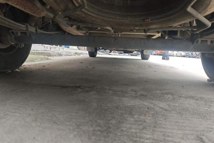 Used SAIC MAXUS Xintu V80 2019 2.5T Classic Model 6-Speed Manual Aotong Long Wheelbase Mid-Height 7-Seater Chassis Rear