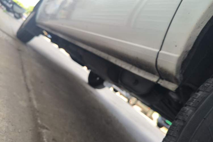 Used SAIC MAXUS Xintu V80 2019 2.5T Classic Edition 6-Speed Manual – Aoyuntong Short Wheelbase Mid-Height Design 5/6 Seats Chassis Rear Left