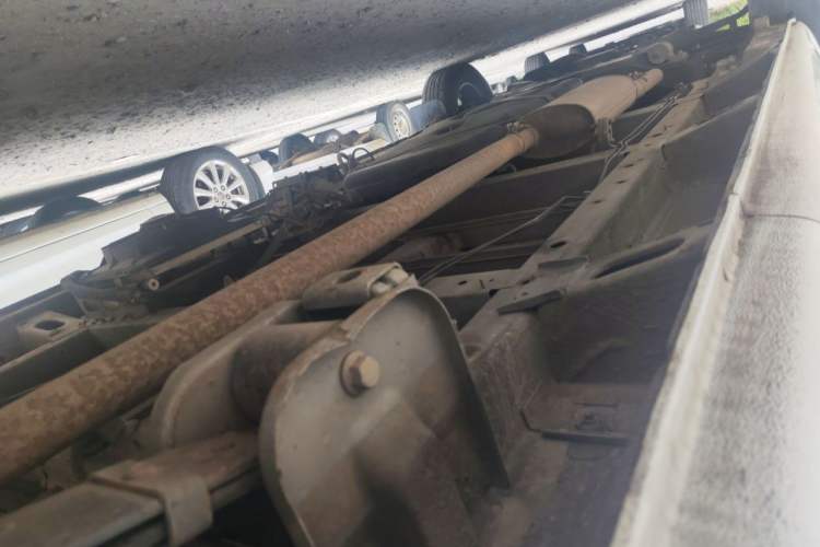 Used SAIC MAXUS Xintu V80 2019 2.5T Classic Model 6-Speed Manual Aotong Long Wheelbase Mid-Height 7-Seater Chassis Rear Left