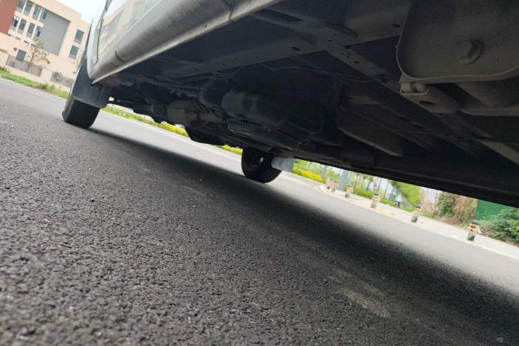 Used SAIC MAXUS Xintu V80 2019 2.0T Plus 6-speed Manual – Aotong Long Wheelbase Mid-Height 7-Seater Chassis Rear Left