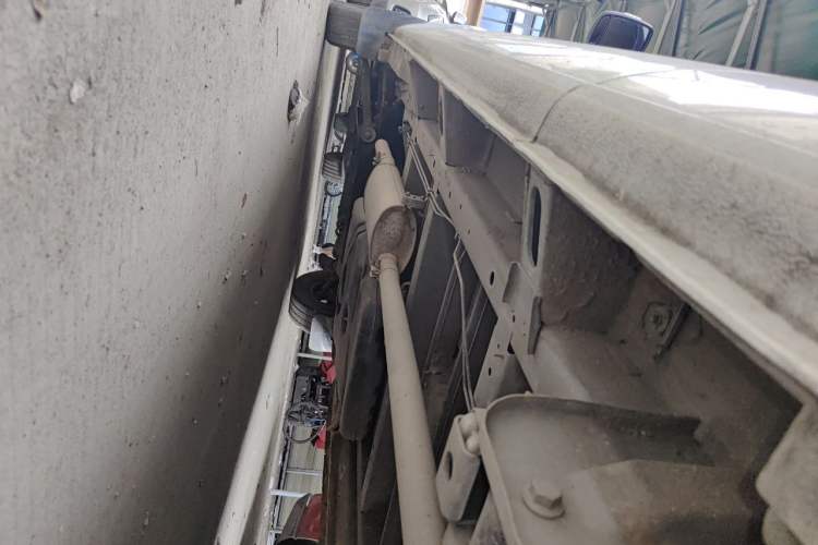 Used SAIC MAXUS Xintu V80 2019 2.5T Classic Model 6-Speed Manual Aotong Long Wheelbase Mid-Height 7-Seater Chassis Rear Left