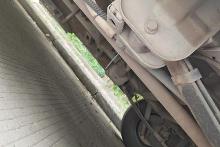 Used SAIC MAXUS Xintu V80 2019 2.5T Classic Version 6-Speed Manual – Aoyuntong Modified Long Wheelbase Mid-Height 7-Seater Chassis Rear Left