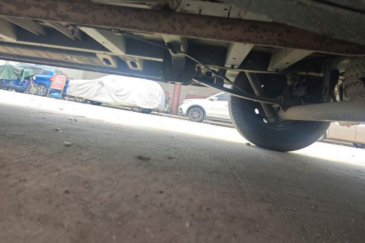 Used SAIC MAXUS Xintu V80 2019 2.5T Classic Model 6-Speed Manual Aotong Long Wheelbase Mid-Height 7-Seater Chassis Rear Left