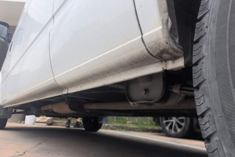 Used SAIC MAXUS Xintu V80 2019 2.5T Classic Model 6-Speed Manual Aotong Long Wheelbase Mid-Height 7-Seater Chassis Rear Left