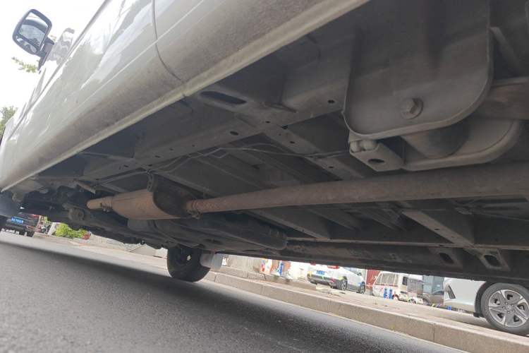 Used SAIC MAXUS Xintu V80 2019 2.5T Classic Model 6-Speed Manual Aotong Long Wheelbase Mid-Height 7-Seater Chassis Rear Left