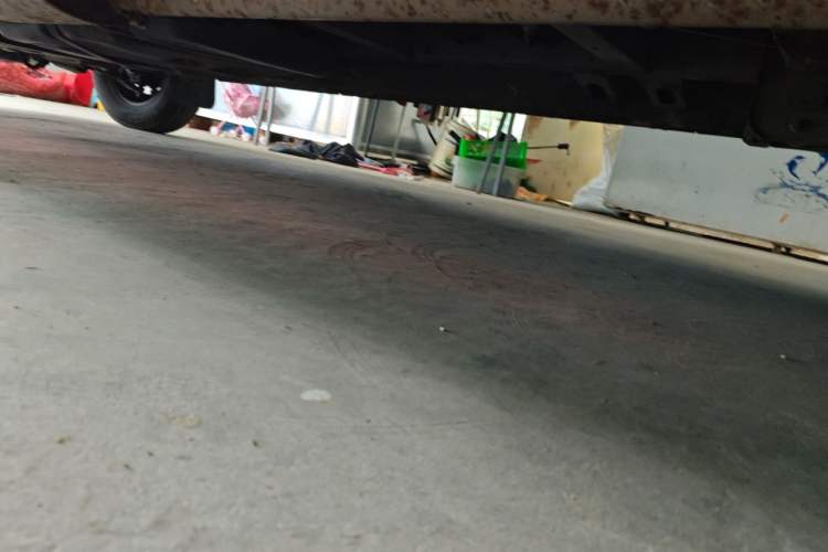 Used SAIC MAXUS Xintu V80 2019 2.5T Classic Model 6-Speed Manual Aotong Long Wheelbase Mid-Height 7-Seater Chassis Rear Left