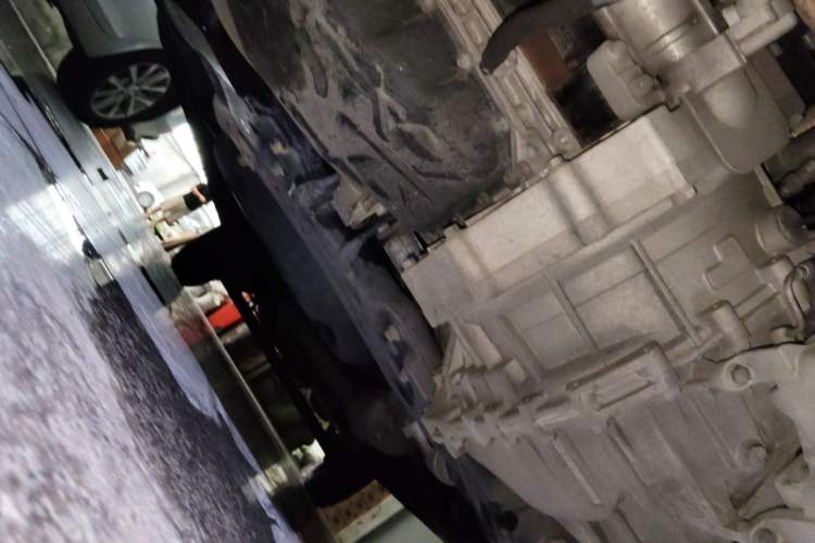 Used SAIC MAXUS Xintu V80 2019 2.0T Plus AMT Aoyuntong Long Wheelbase Mid-Roof 7-Seater Chassis Rear Left