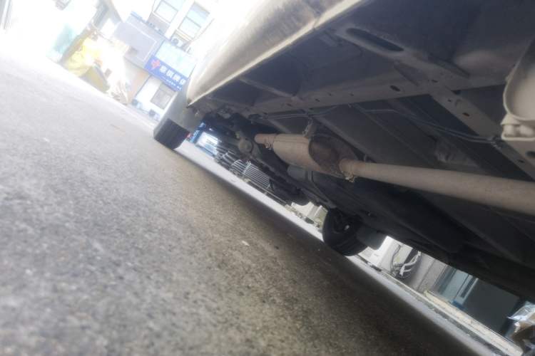 Used SAIC MAXUS Xintu V80 2019 2.5T Classic Model 6-Speed Manual Aotong Long Wheelbase Mid-Height 7-Seater Chassis Rear Left
