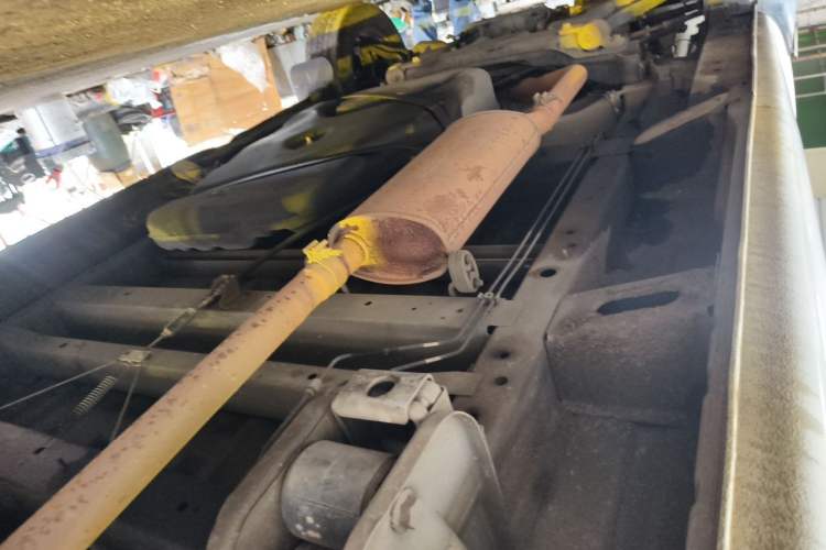 Used SAIC MAXUS Xintu V80 2019 2.5T Classic Edition 6-Speed Manual – Aoyuntong Modified Version Short Wheelbase Mid-Height Roof 5/6 Seats Chassis Rear Left
