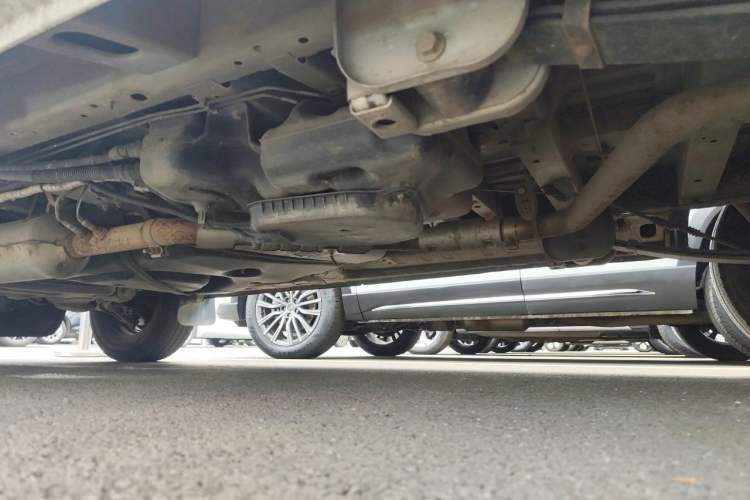 Used SAIC MAXUS Xintu V80 2019 2.0T Plus AMT Aoyuntong Short Wheelbase Mid-Roof 5/6-Seater Chassis Rear Left