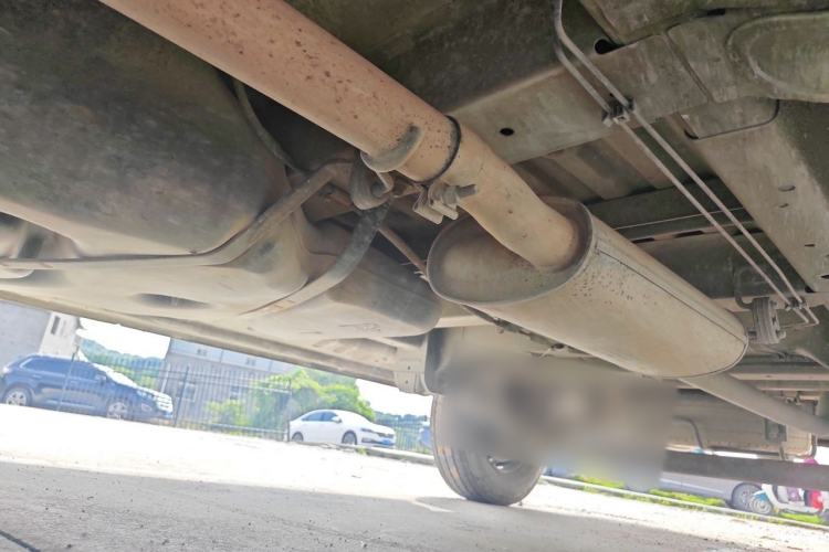 Used SAIC MAXUS Xintu V80 2019 2.5T Classic Edition 6-Speed Manual – Aoyuntong Short Wheelbase Mid-Height Design 5/6 Seats Chassis Rear