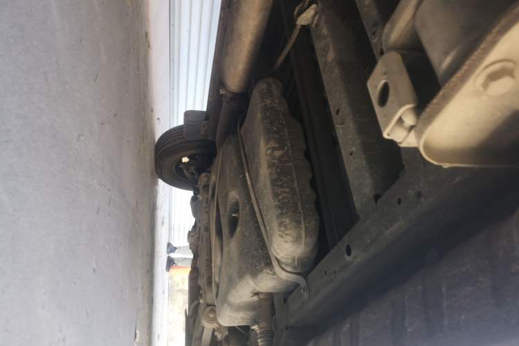 Used SAIC MAXUS Xintu V80 2019 2.5T Classic AMT Aoyuntong Short Wheelbase Mid-Roof 5/6-Seater Chassis Rear Right
