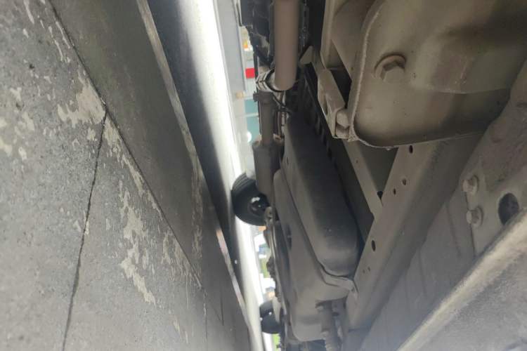 Used SAIC MAXUS Xintu V80 2019 2.0T Plus AMT Aoyuntong Short Wheelbase Ultra-Low Roof 5/6-Seater Chassis Rear Right