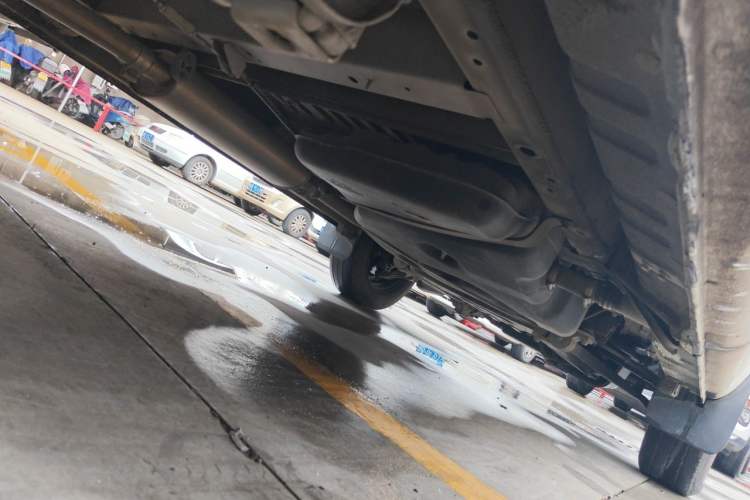 Used SAIC MAXUS Xintu V80 2019 2.5T Classic Edition 6-Speed Manual – Aoyuntong Short Wheelbase Mid-Height Design 5/6 Seats Chassis Rear Right