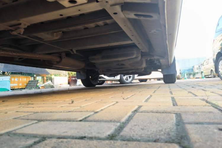 Used SAIC MAXUS Xintu V80 2019 2.5T Classic Model 6-Speed Manual Aotong Long Wheelbase Mid-Height 7-Seater Chassis Rear Right
