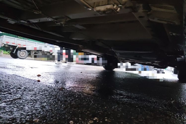 Used SAIC MAXUS Xintu V80 2019 2.5T Classic Model 6-Speed Manual Aotong Long Wheelbase Mid-Height 7-Seater Chassis Rear Right