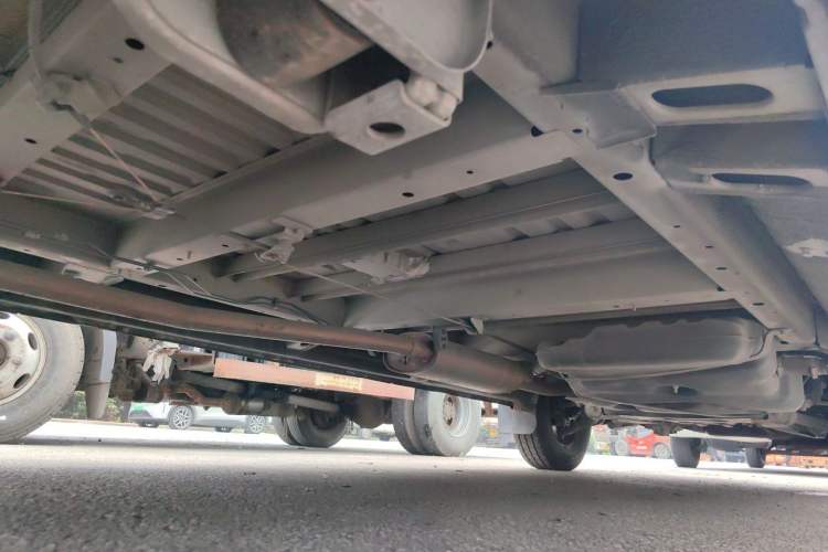 Used SAIC MAXUS Xintu V80 2019 2.5T Classic Model 6-Speed Manual Aotong Long Wheelbase Mid-Height 7-Seater Chassis Rear Right