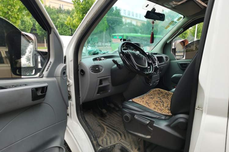 Used SAIC MAXUS Xintu V80 2019 2.5T Classic Edition 6-Speed Manual – Aoyuntong Short Wheelbase Mid-Height Design 5/6 Seats Driver Seat