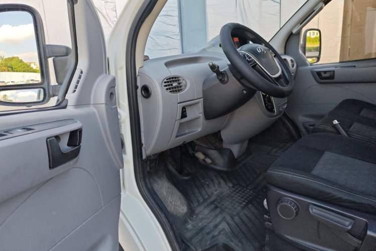 Used SAIC MAXUS Xintu V80 2019 2.5T Classic Model AMT Aoyuntong Long Wheelbase Mid-Roof 7-Seater Driver Seat