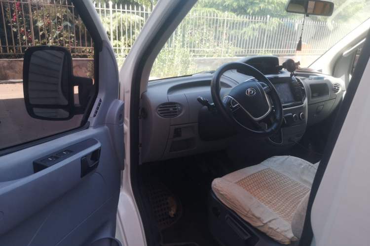 Used SAIC MAXUS Xintu V80 2019 2.5T Classic AMT Aoyuntong Short Wheelbase Mid-Roof 5/6-Seater Driver Seat