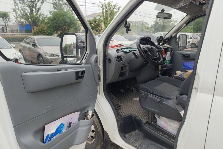 Used SAIC MAXUS Xintu V80 2019 2.5T Classic Edition 6-Speed Manual – Aoyuntong Modified Version Short Wheelbase Mid-Height Roof 5/6 Seats Driver Seat