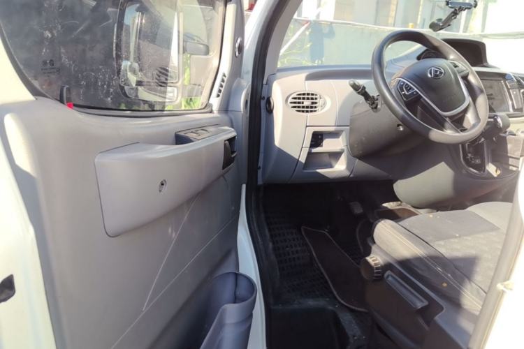 Used SAIC MAXUS Xintu V80 2019 2.5T Classic Model AMT Aoyuntong Long Wheelbase Mid-Roof 7-Seater Driver Seat