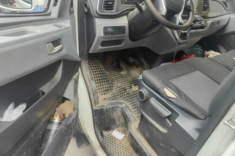 Used SAIC MAXUS Xintu V80 2019 2.0T Plus AMT Aoyuntong Short Wheelbase Ultra-Low Roof 5/6-Seater Driver Seat