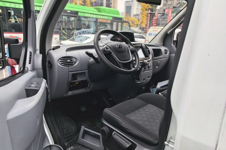 Used SAIC MAXUS Xintu V80 2019 2.5T Classic Model 6-Speed Manual – Aoyuntong Modified Version Short Wheelbase Ultra-Low Roof 5/6 Seats Driver Seat