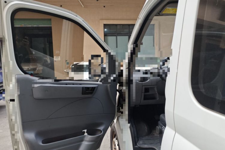 Used SAIC MAXUS Xintu V80 2019 2.5T Classic Edition 6-Speed Manual – Aoyuntong Short Wheelbase Mid-Height Design 5/6 Seats Driver Seat