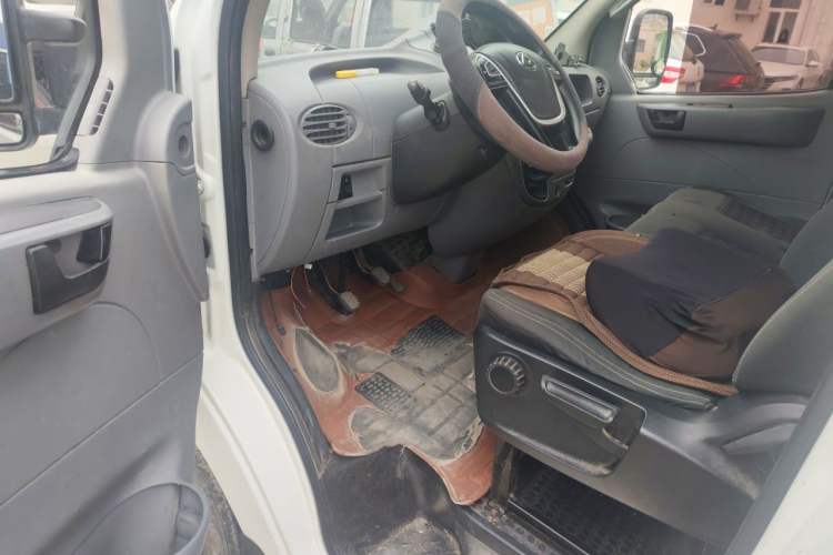 Used SAIC MAXUS Xintu V80 2019 2.5T Classic Model 6-Speed Manual Aotong Long Wheelbase Mid-Height 7-Seater Driver Seat