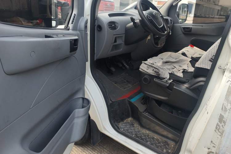 Used SAIC MAXUS Xintu V80 2019 2.5T Classic Version 6-Speed Manual – Aoyuntong Modified Long Wheelbase Mid-Height 7-Seater Driver Seat