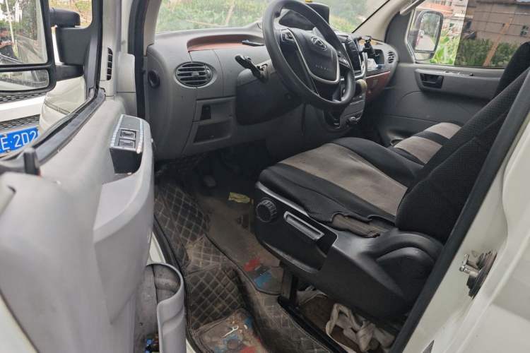 Used SAIC MAXUS Xintu V80 2019 2.0T Plus 6-speed Manual – Aotong Long Wheelbase Mid-Height 7-Seater Driver Seat