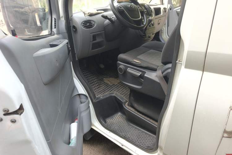 Used SAIC MAXUS Xintu V80 2019 2.5T Classic Edition 6-Speed Manual – Aoyuntong Short Wheelbase Mid-Height Design 5/6 Seats Driver Seat