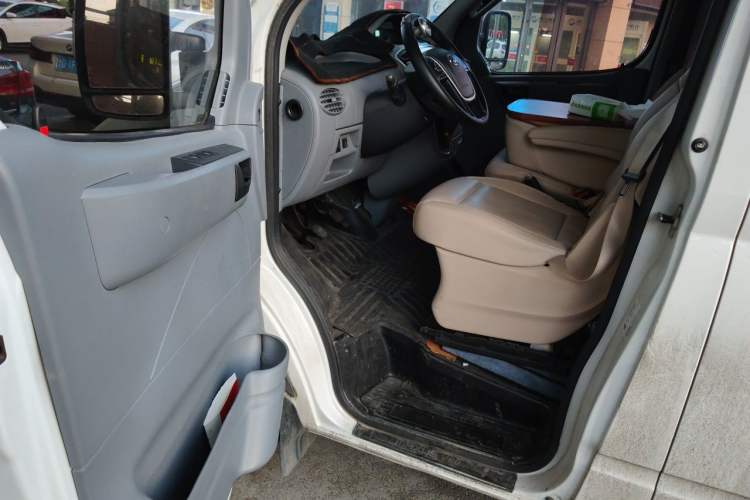 Used SAIC MAXUS Xintu V80 2019 2.5T Classic Edition 6-Speed Manual – Aoyuntong Modified Version Short Wheelbase Mid-Height Roof 5/6 Seats Driver Seat