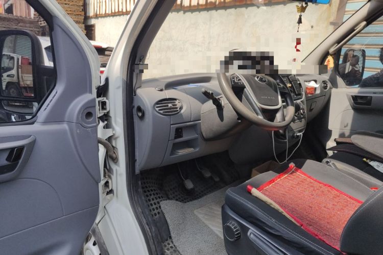 Used SAIC MAXUS Xintu V80 2019 2.5T Classic 6-Speed Manual Van Short Wheelbase Mid-Roof Design 2/3 Seats Driver Seat