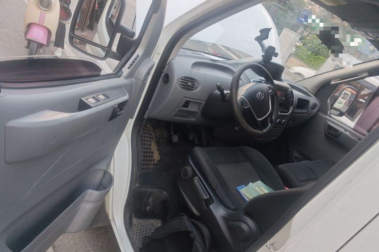 Used SAIC MAXUS Xintu V80 2019 2.5T Classic 6-Speed Manual Van Short Wheelbase Mid-Roof 6-Seater Driver Seat