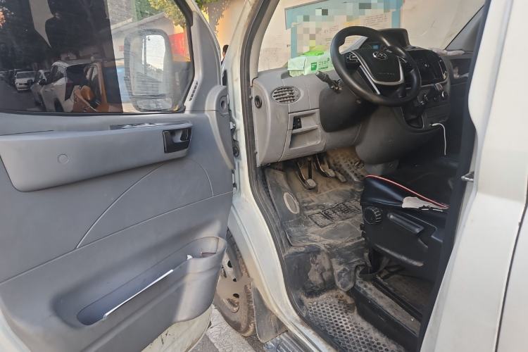 Used SAIC MAXUS Xintu V80 2019 2.5T Classic 6-Speed Manual Van Short Wheelbase Mid-Roof Design 2/3 Seats Driver Seat