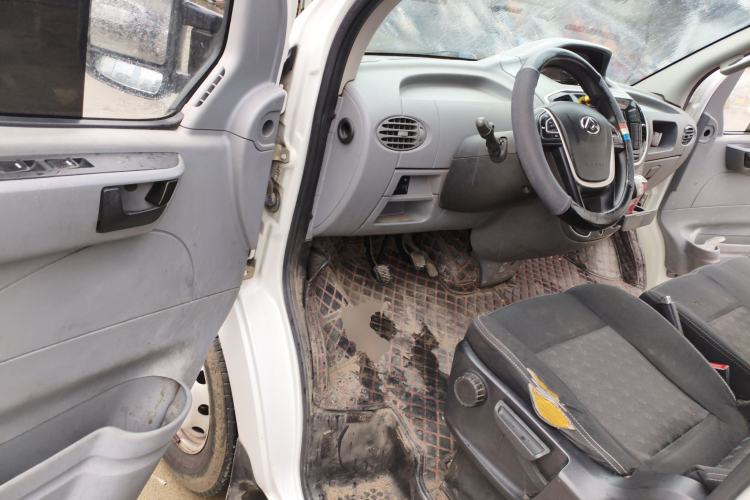 Used SAIC MAXUS Xintu V80 2019 2.5T Classic Model 6-Speed Manual Aotong Long Wheelbase Mid-Height 7-Seater Driver Seat