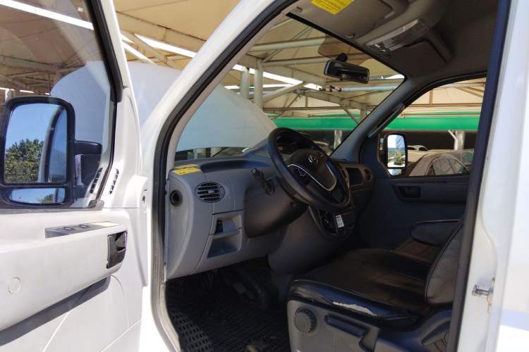 Used SAIC MAXUS Xintu V80 2019 2.5T Classic AMT Van Short Wheelbase Mid-Roof 6-Seater Driver Seat
