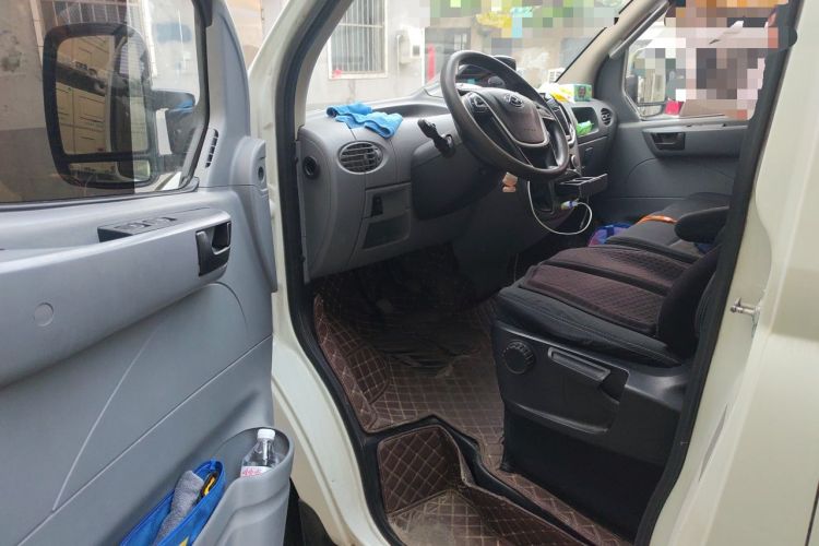 Used SAIC MAXUS Xintu V80 2019 2.5T Classic Model 6-Speed Manual Aotong Long Wheelbase Mid-Height 7-Seater Driver Seat