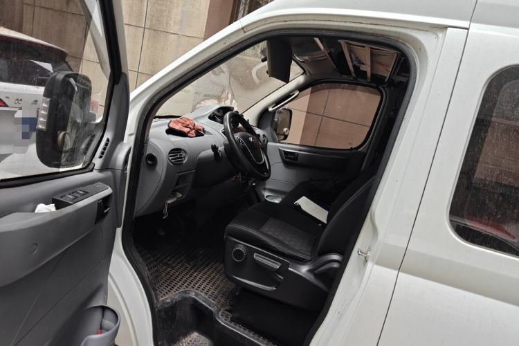Used SAIC MAXUS Xintu V80 2019 2.5T Classic Model 6-Speed Manual Aotong Long Wheelbase Mid-Height 7-Seater Driver Seat