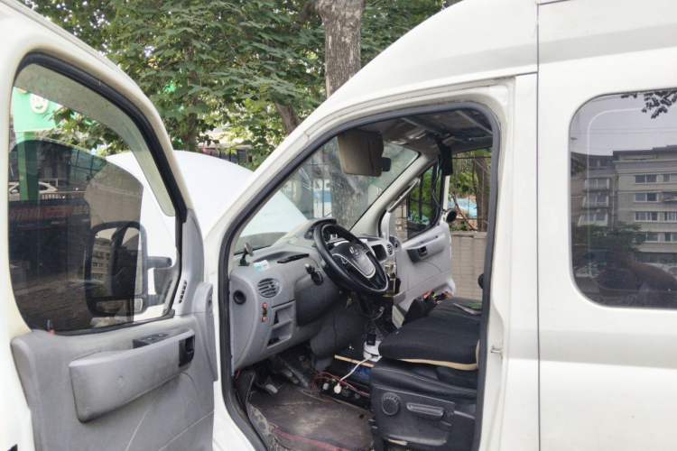 Used SAIC MAXUS Xintu V80 2019 2.5T Classic Model AMT Commercial Van Long Wheelbase Mid-Roof 9-Seater Driver Seat
