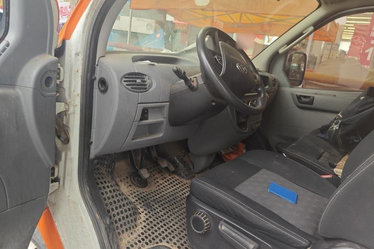 Used SAIC MAXUS Xintu V80 2019 2.5T Classic Edition 6-Speed Manual – Aoyuntong Modified Version Short Wheelbase Mid-Height Roof 5/6 Seats Driver Seat
