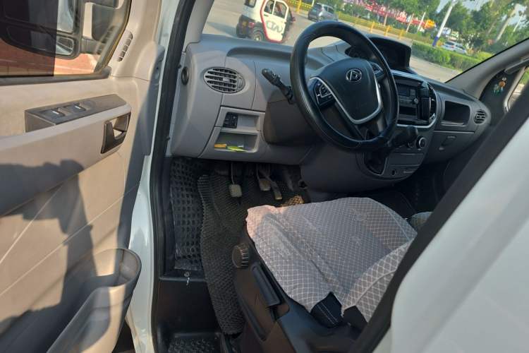 Used SAIC MAXUS Xintu V80 2019 2.5T Classic Edition 6-Speed Manual – Aoyuntong Modified Version Short Wheelbase Mid-Height Roof 5/6 Seats Driver Seat