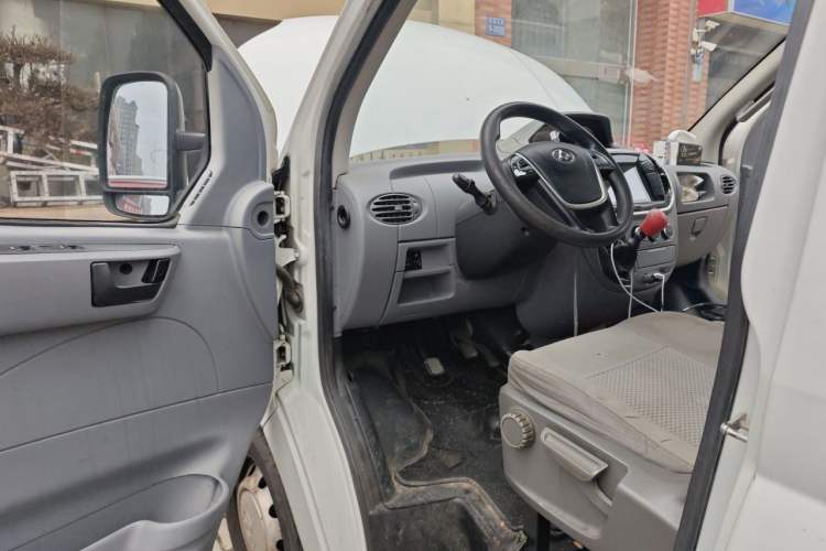 Used SAIC MAXUS Xintu V80 2019 2.5T Classic 6-Speed Manual Van Short Wheelbase Mid-Roof Design 2/3 Seats Driver Seat