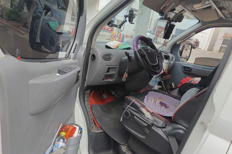 Used SAIC MAXUS Xintu V80 2019 2.5T Classic Model 6-Speed Manual Aotong Long Wheelbase Mid-Height 7-Seater Driver Seat
