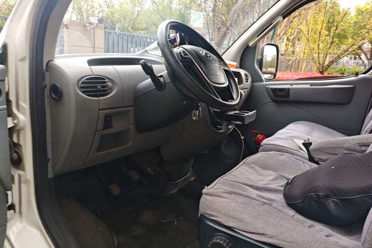 Used SAIC MAXUS Xintu V80 2019 2.5T Classic Model 6-Speed Manual – Aoyuntong Modified Version with Long Wheelbase High Roof and 7 Seating Capacity Driver Seat