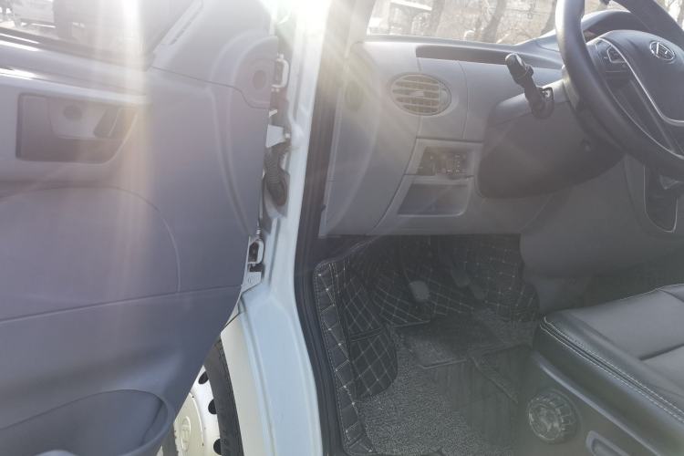 Used SAIC MAXUS Xintu V80 2019 2.5T Classic Edition 6-Speed Manual – Aoyuntong Short Wheelbase Mid-Height Design 5/6 Seats Driver Seat